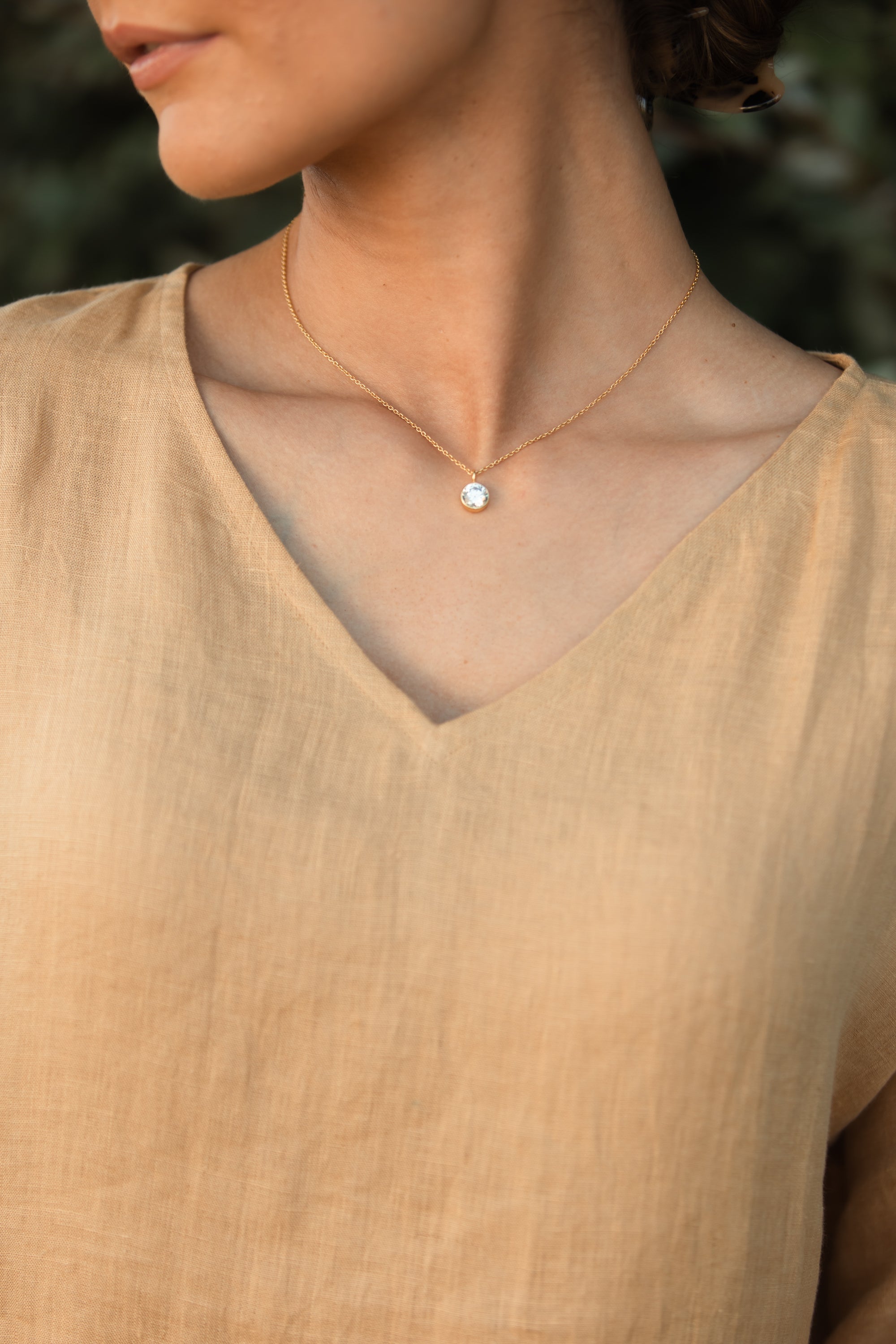 Glow Bezel Necklace - Quartz